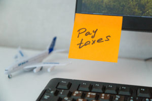 Reminder Pay Taxes Sticked On Monitor At Freelancer's Workplace - Contabilidade em Curitiba - PR | Blog - Labor Contabilistas